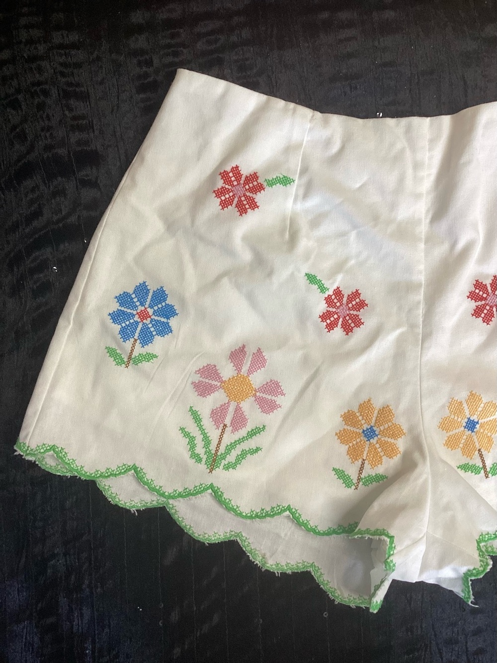 NWOT Amable by Mable White High-Waist Embroidered Floral Scallop-Hem Shorts M - Picture 2 of 12